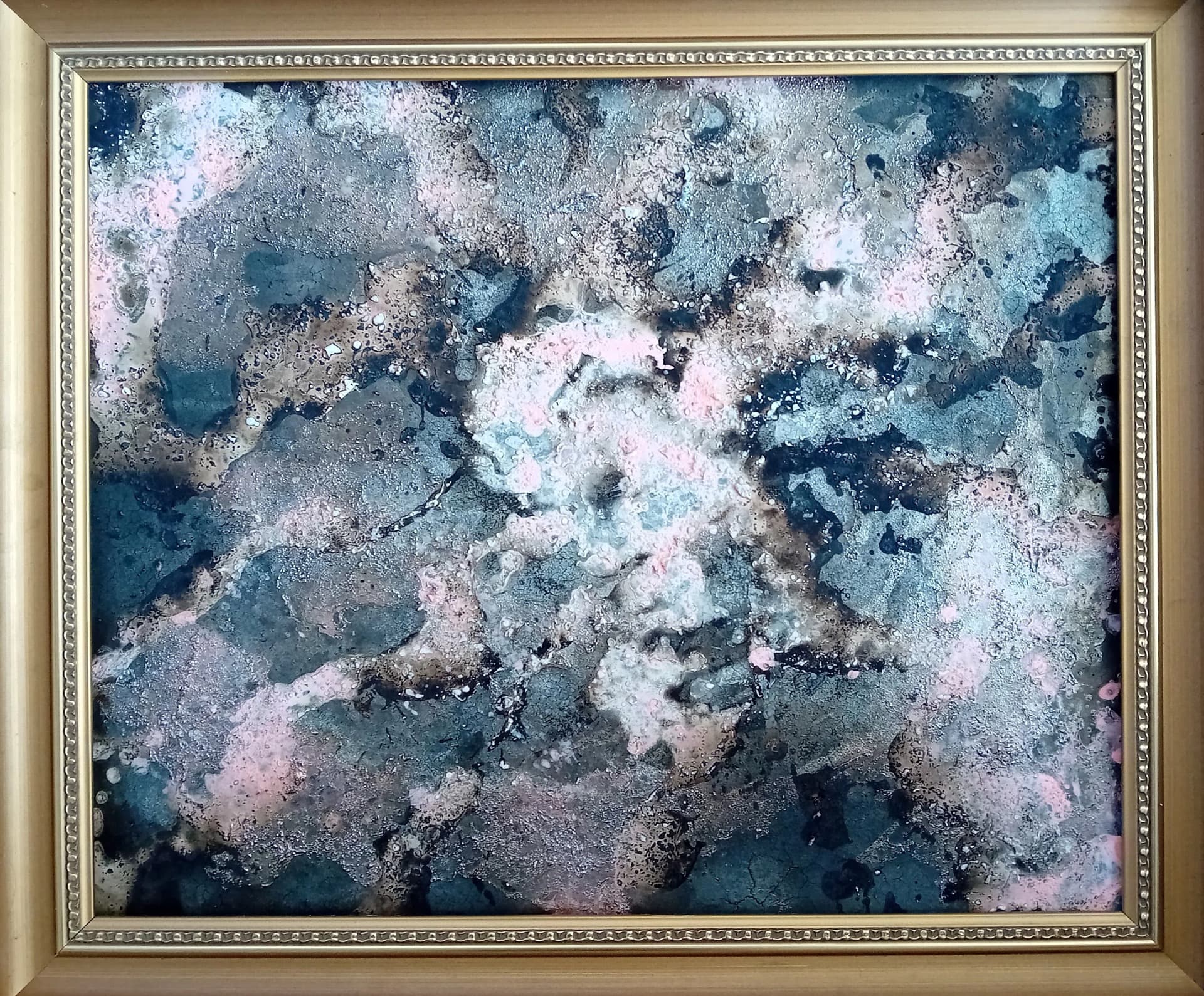 Ztráta hodnot – MDF + akryl + oheň + rám, 62 × 52 cm